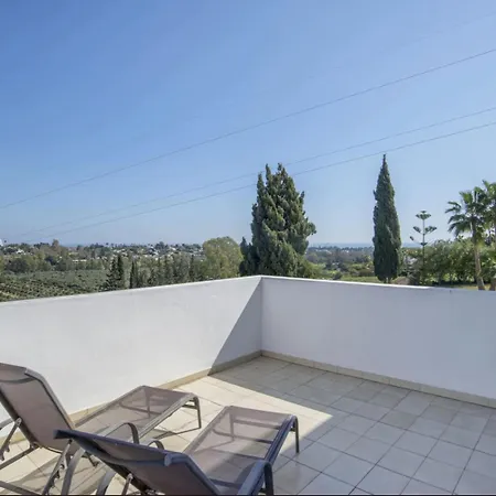 Villa Elegant Retreat With Lush Gardens *