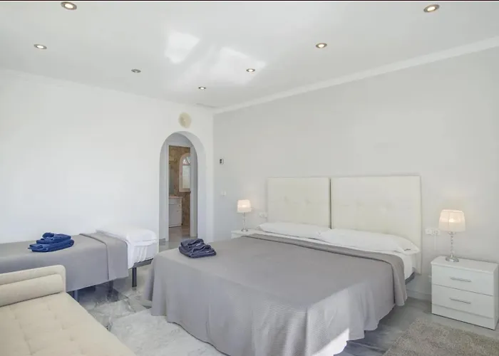 Vila Elegant Retreat With Lush Gardens *
