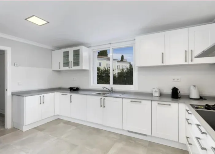 Vila Elegant Retreat With Lush Gardens *
