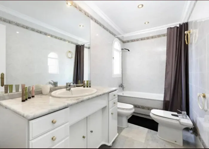 Elegant Retreat With Lush Gardens Villa *