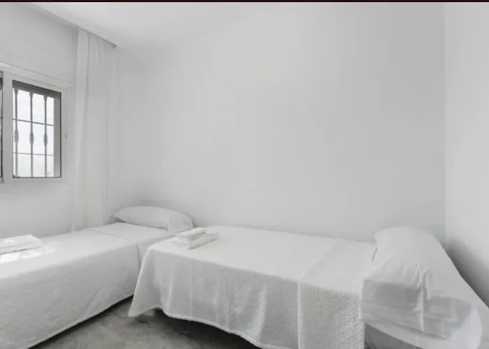 Villa Elegant Retreat With Lush Gardens