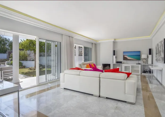 Villa Elegant Retreat With Lush Gardens