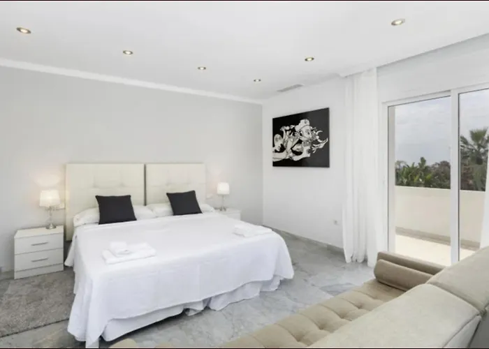 Villa Elegant Retreat With Lush Gardens *