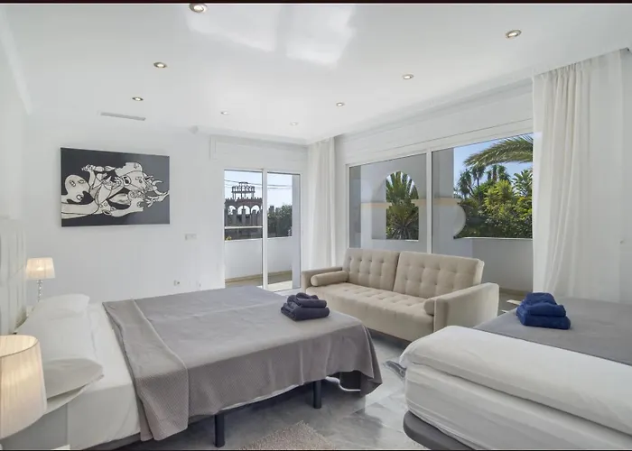 Elegant Retreat With Lush Gardens Vila *