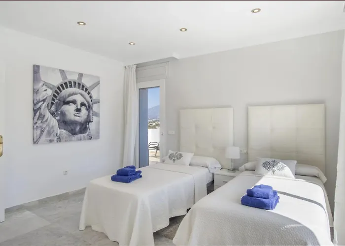 Elegant Retreat With Lush Gardens Villa *