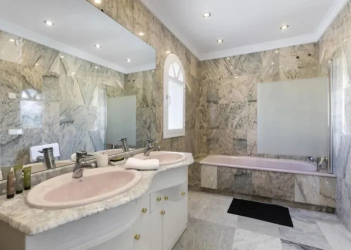 Vila Elegant Retreat With Lush Gardens