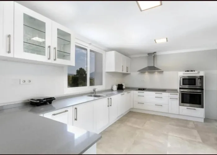 Elegant Retreat With Lush Gardens *