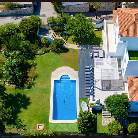 Elegant Retreat With Lush Gardens