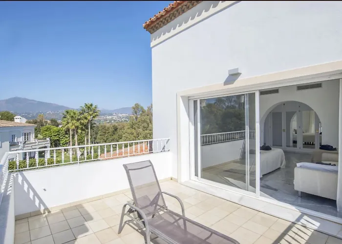Villa Elegant Retreat With Lush Gardens *