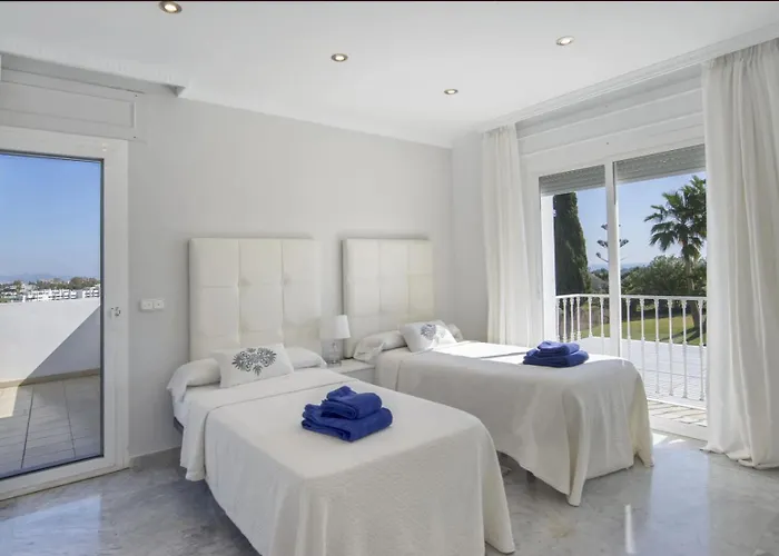 Villa Elegant Retreat With Lush Gardens