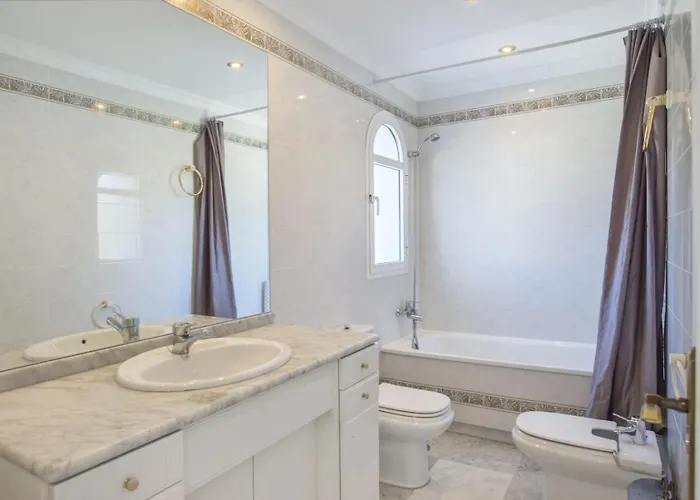 Villa Elegant Retreat With Lush Gardens *