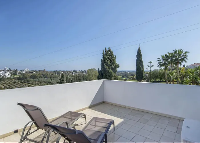 Villa Elegant Retreat With Lush Gardens *