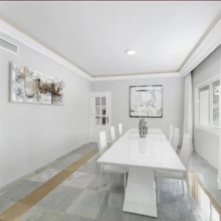 Villa Elegant Retreat With Lush Gardens *