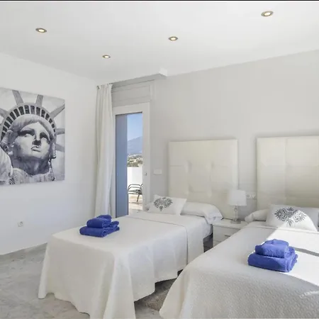 Elegant Retreat With Lush Gardens Villa *