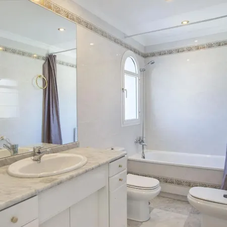 Villa Elegant Retreat With Lush Gardens *