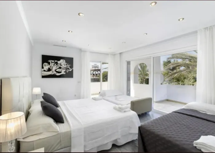 Elegant Retreat With Lush Gardens