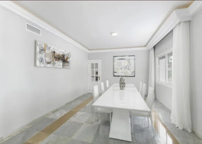 Willa Elegant Retreat With Lush Gardens *