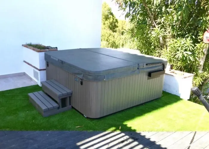 Willa Elegant Retreat With Lush Gardens