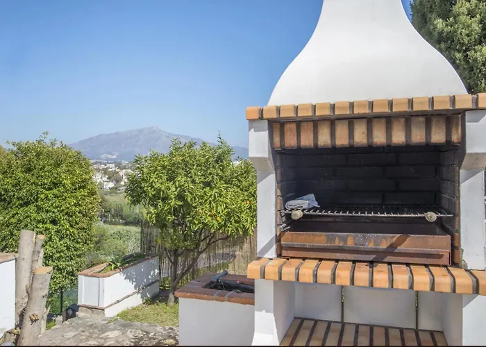 Elegant Retreat With Lush Gardens *